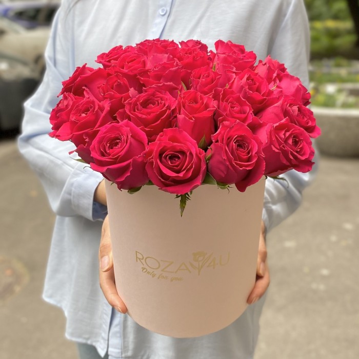 25 малиновых роз Такаци в коробке